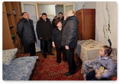 Председатель Правительства Российской Федерации В.В.Путин, находящийся с рабочей поездкой в Челябинской области, осмотрел Коркинский разрез, а также побывал в одной из аварийных квартир в шахтёрском посёлке Роза