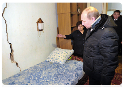 Председатель Правительства Российской Федерации В.В.Путин побывал в одной из аварийных квартир в шахтёрском посёлке Роза|4 февраля, 2012|17:35
