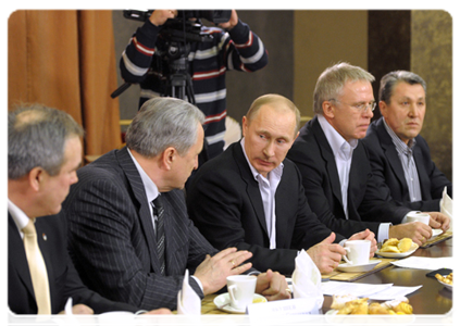 Following the match, Prime Minister Vladimir Putin met with leaders of the Russian Amateur Hockey League|4 february, 2012|23:00