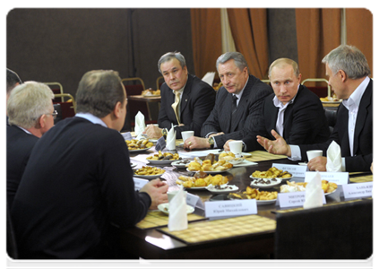 Following the match, Prime Minister Vladimir Putin met with leaders of the Russian Amateur Hockey League|4 february, 2012|23:00