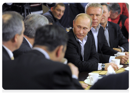 Following the match, Prime Minister Vladimir Putin met with leaders of the Russian Amateur Hockey League|4 february, 2012|23:01