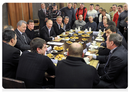 Following the match, Prime Minister Vladimir Putin met with leaders of the Russian Amateur Hockey League|4 february, 2012|23:01