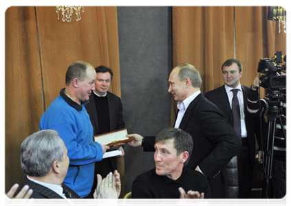 At the end of the meeting, Prime Minister Vladimir Putin congratulated Goznak player Igor Lapin on his birthday and presented him with a watch|4 february, 2012|23:01