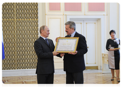 Prime Minister Vladimir Putin awards government certificates of appreciation at the meeting devoted to the 20th anniversary of the Russian Trilateral Commission on the Regulation of Social and Labour Relations|15 march, 2012|15:54