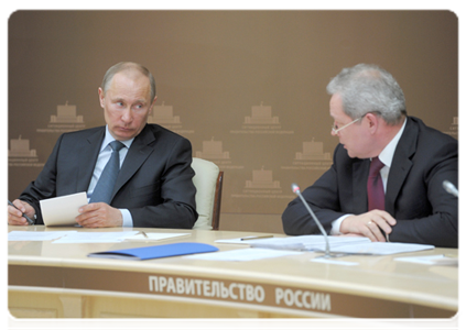 Председатель Правительства Российской Федерации В.В.Путин и министр регионального развития Российской Федерации В.Ф.Басаргин|21 марта, 2012|16:11