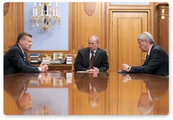 Vladimir Putin meets with Deputy Prime Minister Viktor Zubkov and Federal Financial Monitoring Service Head Yury Chikhanchin