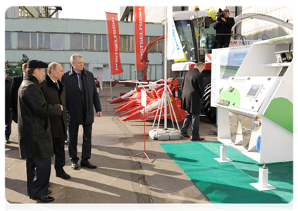 Prime Minister Vladimir Putin inspects agricultural machinery|28 march, 2012|17:47