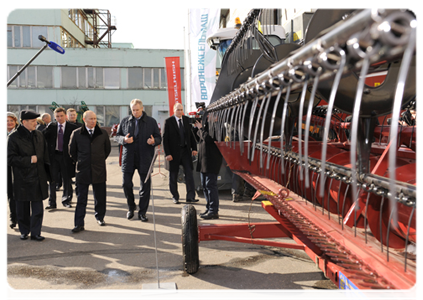 Prime Minister Vladimir Putin inspects agricultural machinery|28 march, 2012|17:49