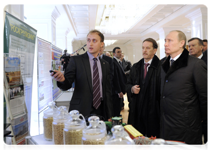 Председатель Правительства Российской Федерации В.В.Путин осмотрел выставку сельхозпродукции|28 марта, 2012|18:26