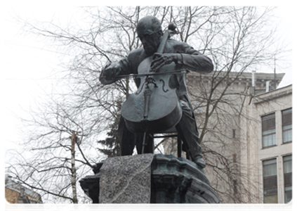 The monument to Mstislav Rostropovich at the intersection of Bryusov Pereulok and Yeliseyevsky Pereulok in central Moscow|29 march, 2012|14:16