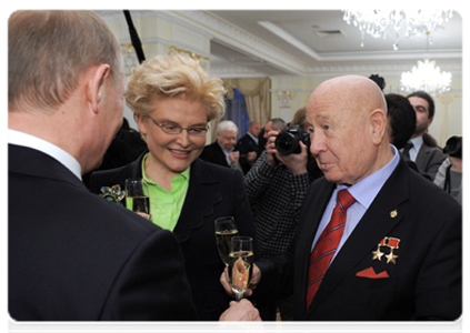 Vladimir Putin, TV show host Dr Yelena Malysheva and Pilot-Cosmonaut of the USSR and Twice Hero of the Soviet Union, Alexei Leonov|5 march, 2012|21:41