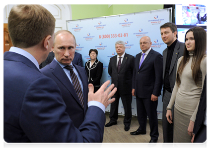В.В.Путин посетил ситуационный центр корпуса наблюдателей за выборами Президента Российской Федерации 2012 года, где ему продемонстрировали, как осуществлялся контроль за избирательными участками в день голосования|6 марта, 2012|15:26