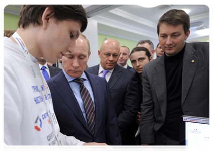 В.В.Путин посетил ситуационный центр корпуса наблюдателей за выборами Президента Российской Федерации 2012 года, где ему продемонстрировали, как осуществлялся контроль за избирательными участками в день голосования|6 марта, 2012|15:29