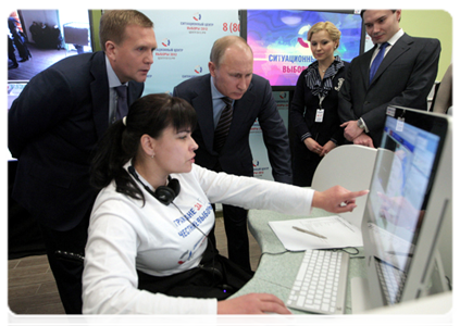 В.В.Путин посетил ситуационный центр корпуса наблюдателей за выборами Президента Российской Федерации 2012 года, где ему продемонстрировали, как осуществлялся контроль за избирательными участками в день голосования|6 марта, 2012|15:39