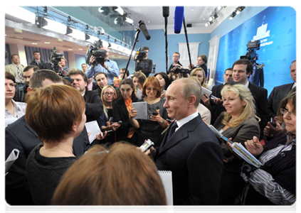 Prime Minister Vladimir Putin wishes female members of the government press pool and all Russian women a happy upcoming holiday, and answers questions|7 march, 2012|18:23