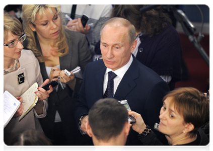 Prime Minister Vladimir Putin wishes female members of the government press pool and all Russian women a happy upcoming holiday, and answers questions|7 march, 2012|18:27