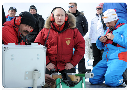 В.В.Путин побывал на проходящем в Сочи чемпионате России по лыжным гонкам и биатлону среди паралимпийцев|9 марта, 2012|14:43