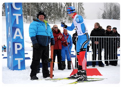 В.В.Путин побывал на проходящем в Сочи чемпионате России по лыжным гонкам и биатлону среди паралимпийцев|9 марта, 2012|14:44
