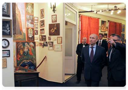 Prime Minister Vladimir Putin visiting St Petersburg’s Andrei Mironov Russkaya Antrepriza Theatre|10 april, 2012|18:54