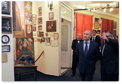 Prime Minister Vladimir Putin visits the Andrei Mironov Russkaya Antrepriza Theatre in St Petersburg