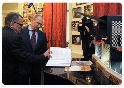 Prime Minister Vladimir Putin visiting St Petersburg’s Andrei Mironov Russkaya Antrepriza Theatre|10 april, 2012|18:54