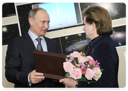 Prime Minister Vladimir Putin and Pilot-Cosmonaut and Hero of the Soviet Union Valentina Tereshkova|12 april, 2012|16:12