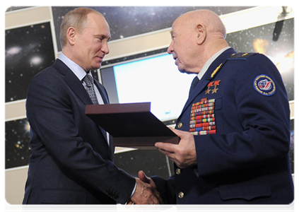 Prime Minister Vladimir Putin and Pilot-Cosmonaut and Two-time Hero of the Soviet Union Alexei Leonov|12 april, 2012|16:19