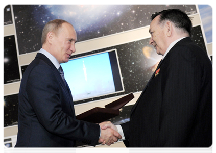 Prime Minister Vladimir Putin and Pilot-Cosmonaut and Two-time Hero of the Soviet Union Valery Bykovsky|12 april, 2012|16:19