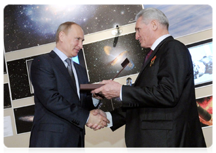 Prime Minister Vladimir Putin and Pilot-Cosmonaut and Two-time Hero of the Soviet Union Boris Volynov|12 april, 2012|16:19