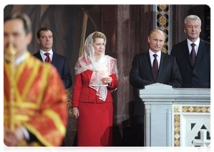 President Dmitry Medvedev with his wife Svetlana, Prime Minister Vladimir Putin and Moscow Mayor Sergei Sobyanin attending the festive Easter service at Christ the Saviour Cathedral|15 april, 2012|02:52