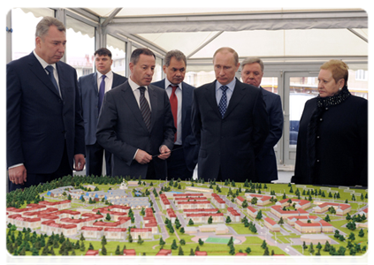 Prime Minister Vladimir Putin tours new residential community in Istra, Moscow Region|16 april, 2012|15:32