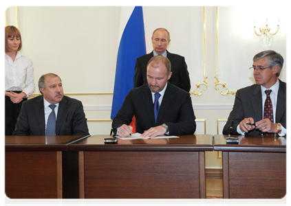 В присутствии Председателя Правительства Российской Федерации В.В.Путина был подписан пакет соглашений между компанией «Роснефть» и компанией «ЭксонМобил»|16 апреля, 2012|20:40