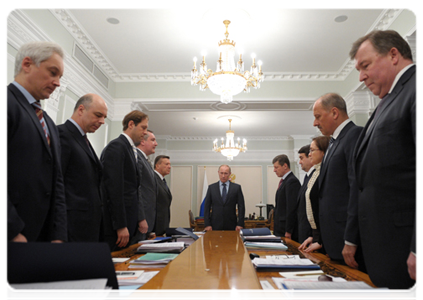 Prime Minister Vladimir Putin and participants in the Vnesheconombank Supervisory Board meeting pay tribute to those killed in the crash of the ATR-72 airplane near Tyumen|2 april, 2012|19:17