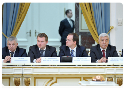 Члены партии «Единая Россия» на встрече с Председателем Правительства Российской Федерации В.В.Путиным|24 апреля, 2012|16:36