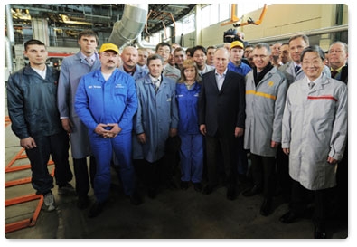 Председатель Правительства Российской Федерации В.В.Путин, прибывший с рабочей поездкой в Самарскую область, принял участие в церемонии запуска серийного производства автомобиля «Лада–Ларгус» на АвтоВАЗе