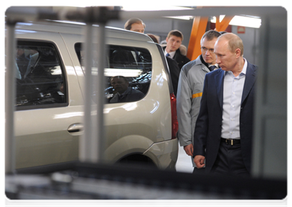 Prime Minister Vladimir Putin examines the production of the new Lada Largus model at AvtoVAZ|4 april, 2012|18:44