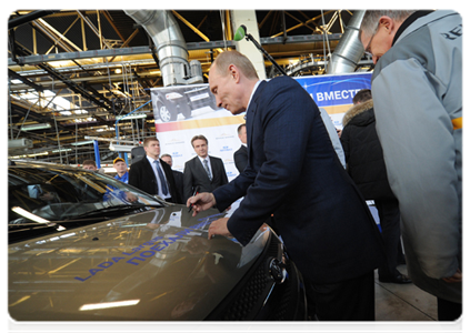 Председатель Правительства Российской Федерации В.В.Путин принял участие в церемонии запуска серийного производства автомобиля «Лада-Ларгус» на АвтоВАЗе|4 апреля, 2012|18:44