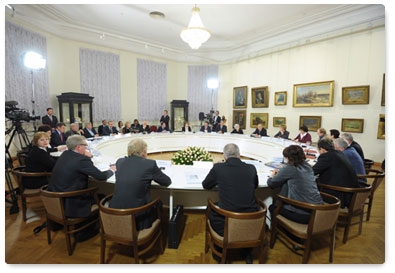 Председатель Правительства Российской Федерации В.В.Путин, прибывший с рабочей поездкой в Саратов, встретился с представителями музейного сообщества