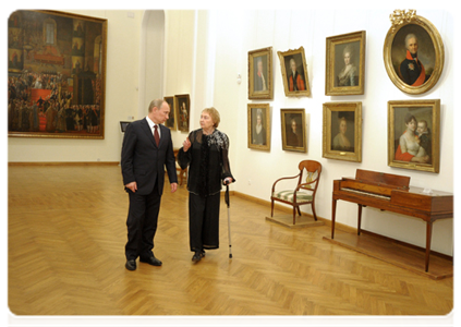 Prime Minister Vladimir Putin visits the Alexander Radishchev State Art Museum in Saratov|6 april, 2012|00:39
