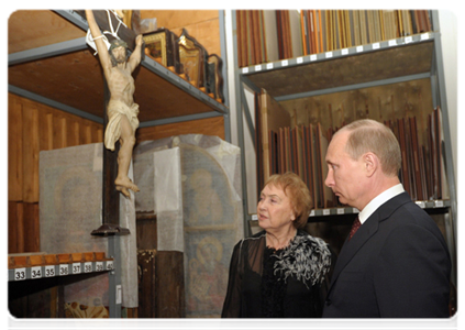 Prime Minister Vladimir Putin and General Director of the Alexander Radishchev State Art Museum in Saratov Tamara Grodskova|6 april, 2012|00:55
