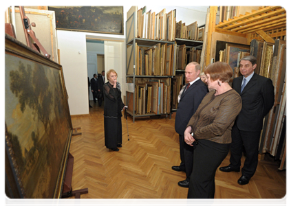 Prime Minister Vladimir Putin visits the Alexander Radishchev State Art Museum in Saratov|6 april, 2012|00:55