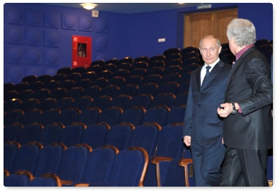 Prime Minister Vladimir Putin visits the Kiselyov Saratov Youth Theatre during his working visit to the Saratov Region