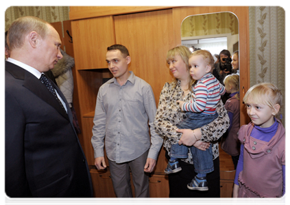 Председатель Правительства Российской Федерации В.В.Путин осмотрел новый дом, построенный для военнослужащих в городе Энгельсе|6 апреля, 2012|13:57
