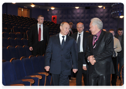 Prime Minister Vladimir Putin visiting the Kiselyov Saratov Youth Theatre|6 april, 2012|14:12
