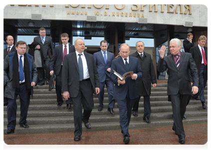 Prime Minister Vladimir Putin visiting the Kiselyov Saratov Youth Theatre|6 april, 2012|14:13