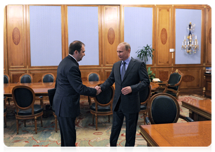 Prime Minister Vladimir Putin conducts a working meeting with Pension Fund Chairman Anton Drozdov|9 april, 2012|12:29