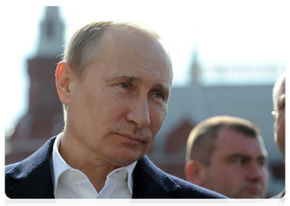 Председатель Правительства Российской Федерации В.В.Путин во время праздничного первомайского шествия|1 мая, 2012|12:16