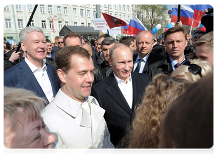 Президент Российской Федерации Д.А.Медведев, Председатель Правительства Российской Федерации В.В.Путин и мэр Москвы С.С.Собянин во время праздничного первомайского шествия|1 мая, 2012|12:18