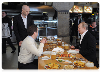 After the May Day march, Dmitry Medvedev and Vladimir Putin went to the Zhiguli pub on Arbat Street|1 may, 2012|13:24