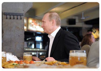 After the May Day march, Dmitry Medvedev and Vladimir Putin went to the Zhiguli pub on Arbat Street|1 may, 2012|13:28